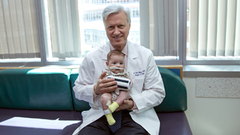 El Dr. Adzick con un bebé en brazos